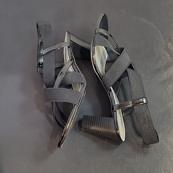 NUE OPTIONS LOW BLOCK HEEL CRISSCROSS ELASTIC STRAP OPEN TOE SANDAL - Picture 13 of 14